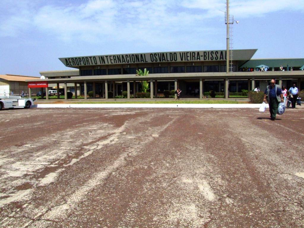 [Guine_Bissau_Aeroporto_Abril2006_HC_17+044.JPG]