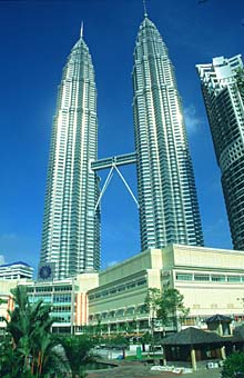 [KUL+Petronas+Twin+Towers+portrait+from+park.jpg]