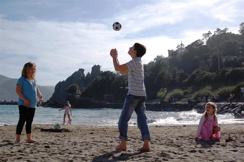 [kids+play+ball+on+beach.jpg]