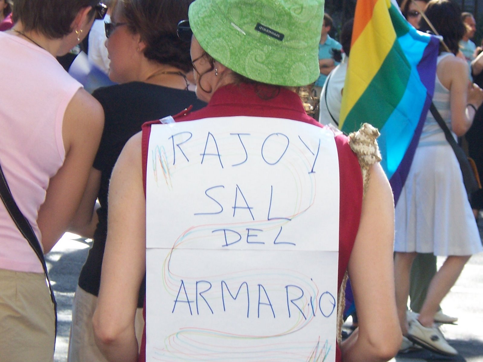 [Rajoy+sal+del+armario.jpg]
