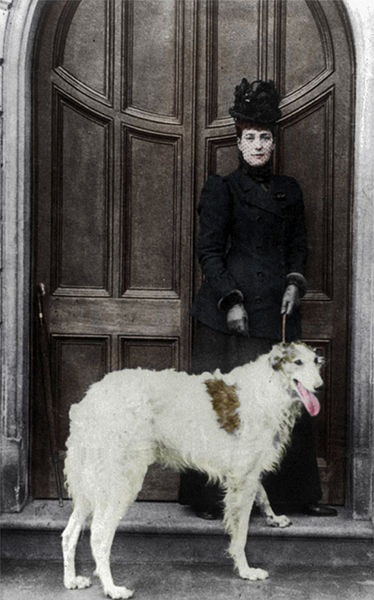 [374px-Queen_Alexandra_with_dog.jpg]
