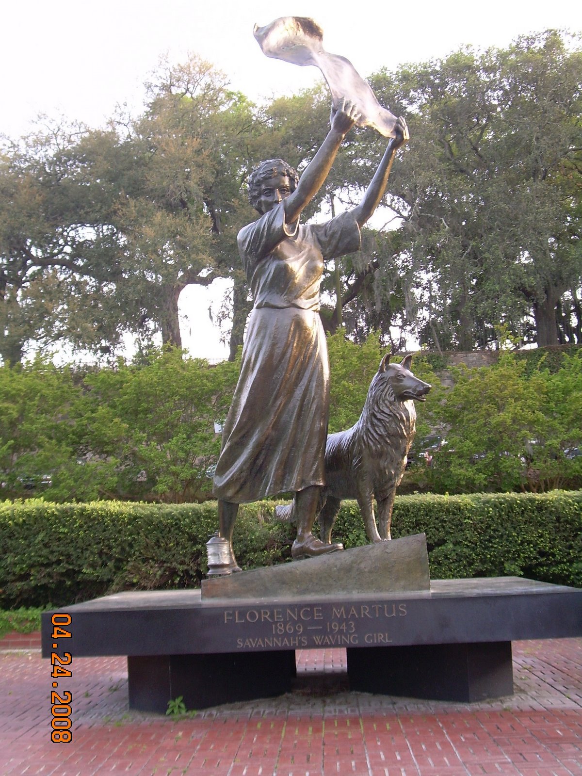 [4-24-08+40-Waving+Girl+Statue2.JPG]