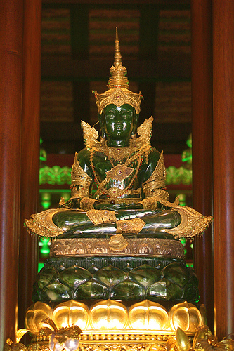 [emerald+buddha.jpg]