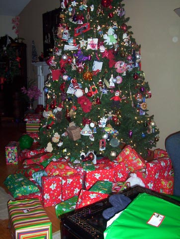 [Xmas+2007-Tree+before+opening+gifts.jpg]
