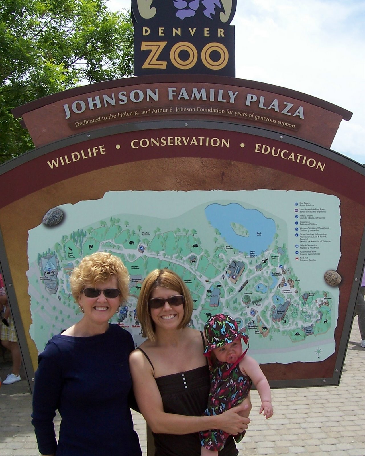 [mimi,+tessa,+and+mom+at+the+zoo.JPG]