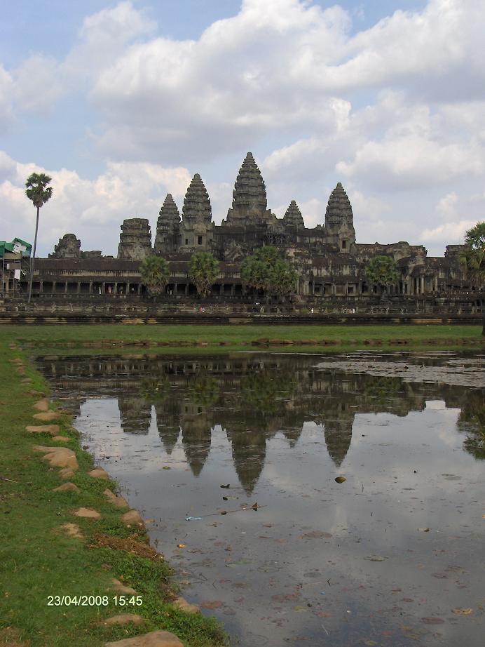 [Angkor+from+the+pool-706016.jpg]