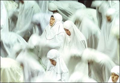 [indonesian_muslim_women.jpg]