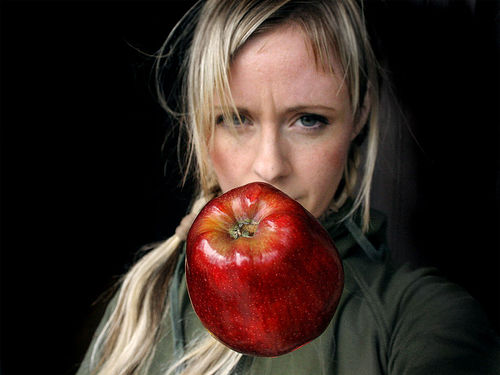 [woman+with+apple.jpg]