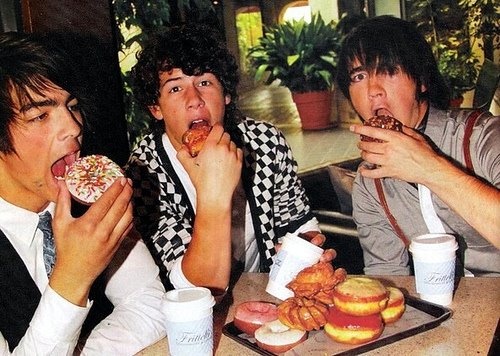 [Brothers+Eating+I333THEJOBROS.jpg]