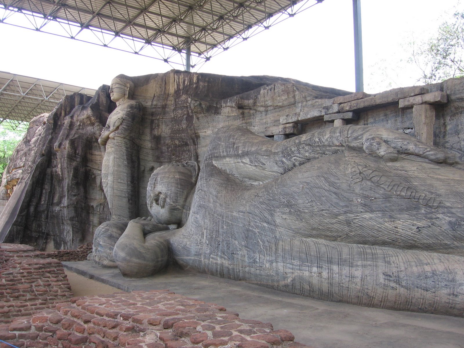 [Buddha+carved+out+of+solid+granite+at+Pollonaruwa.JPG]