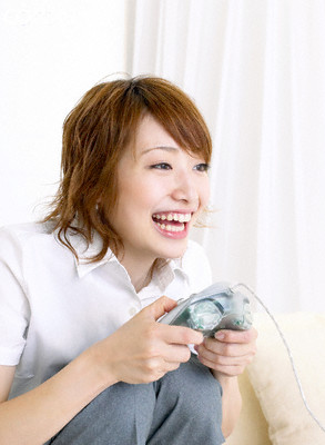 [woman+playing+videogame.jpg]