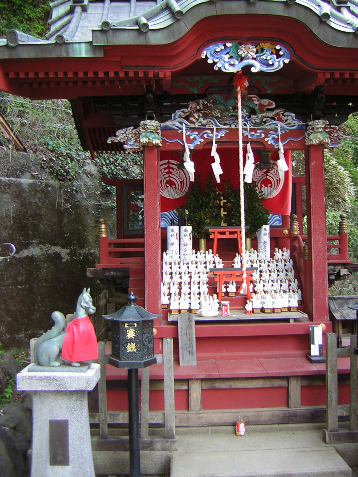 [Red+Mini-shrine.JPG]