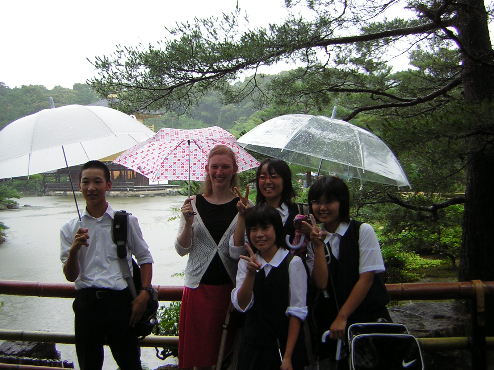 [Me+and+Japanese+students+at+Kinkakuji.JPG]