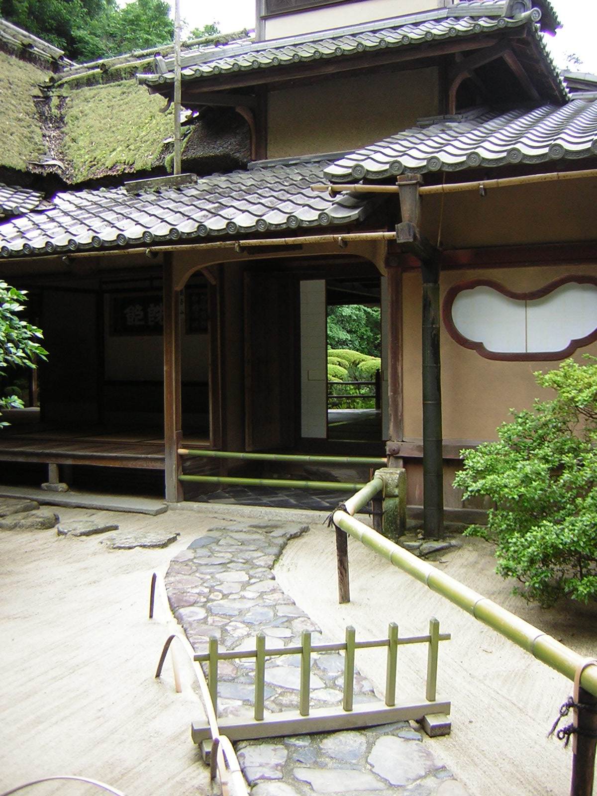 [Shrine+entrance.JPG]