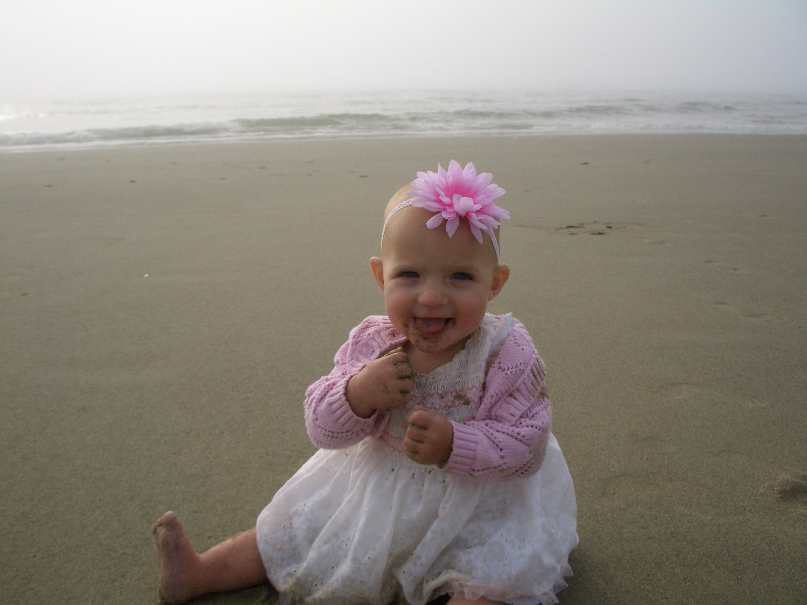 [Ella+first+time+to+the+beach+and+other+stuff+122.JPG]