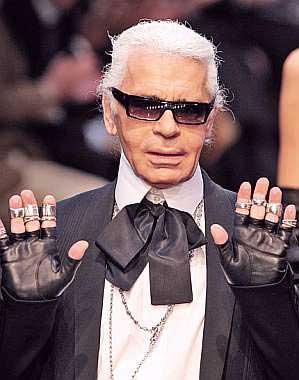 [Lagerfeld+with+gloves.jpg]