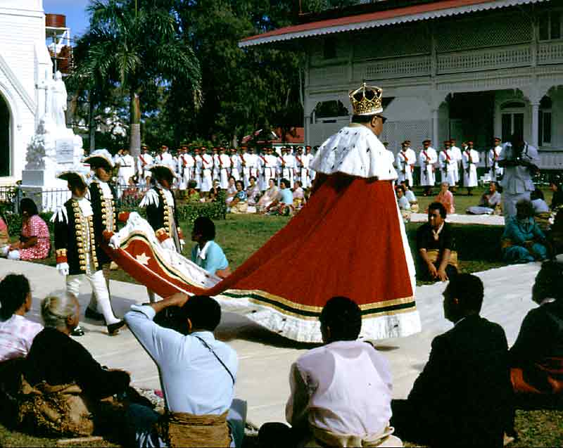 [35_crowned_king_returns_to_palace_Tonga_July_1967.jpg]