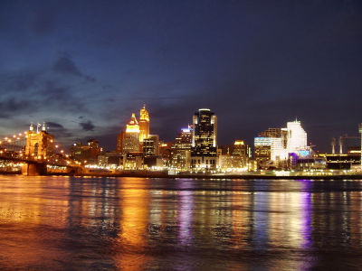 [400px-Cincinnati-skyline-from-kentucky-shore-night.jpg]
