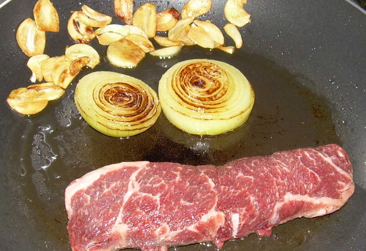 [steak-garlic-onions.jpg]