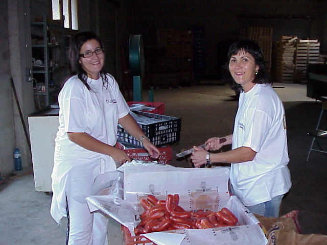 [05-Elisa+and+Maria+Dolores+cutting+sausages.JPG]