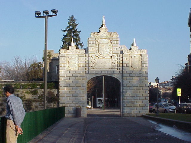 [028-Entrance+to+old+Pamplona.JPG]