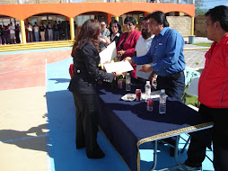 La directora de la  Universidad recibiendo reconocmiento del  Tecnológico de Tehuacán