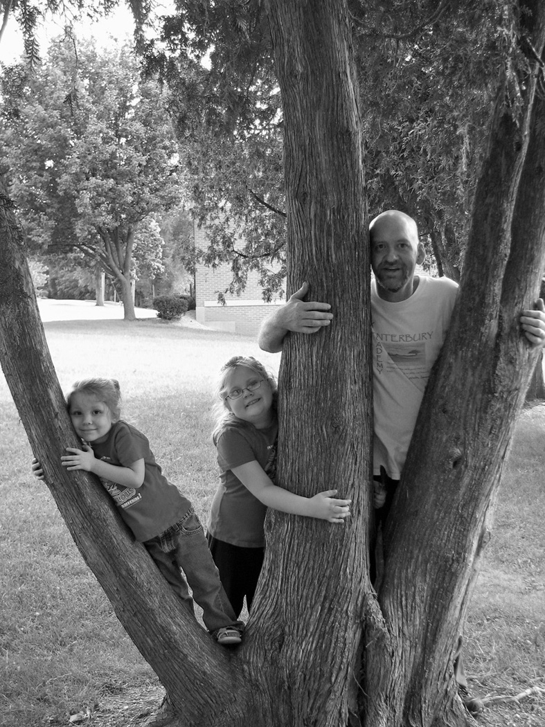 [dad+livy+and+g+treehugging+bw+smaller.jpg]