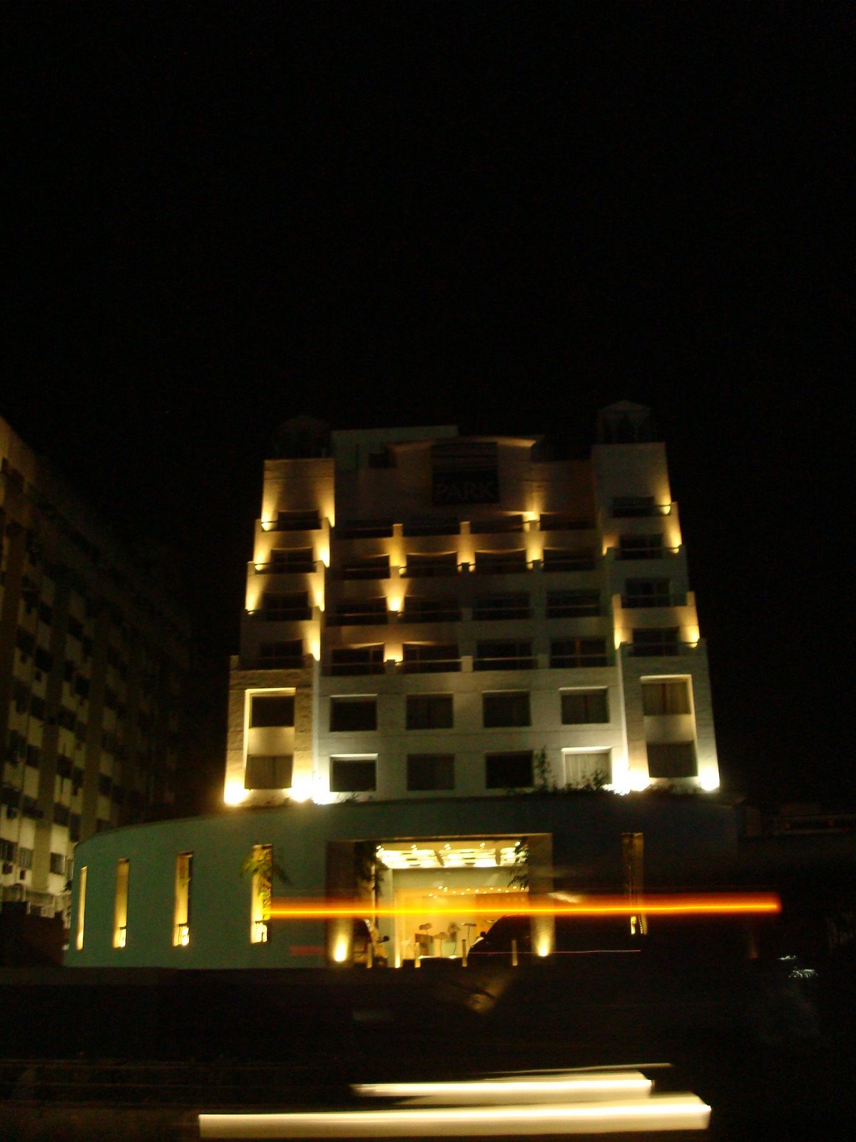 [the+park+hotel_chennai_by_night.JPG]