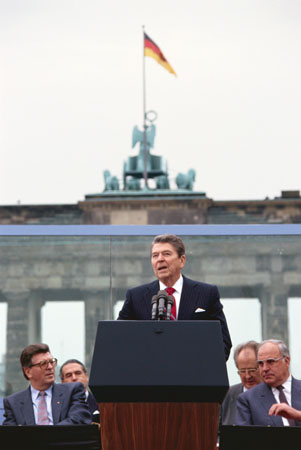 [Reagan+at+Brandenburg.jpg]