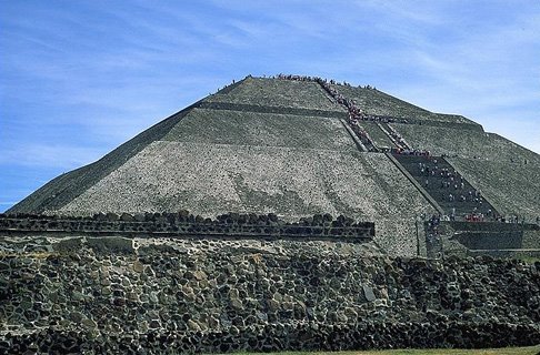 [i00-29-teotihuacan-pyramid-of-sun-3.jpg]