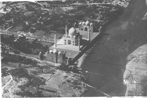 [01.+Aerial+view+of+the+Taj+Mahal-759831.jpg]