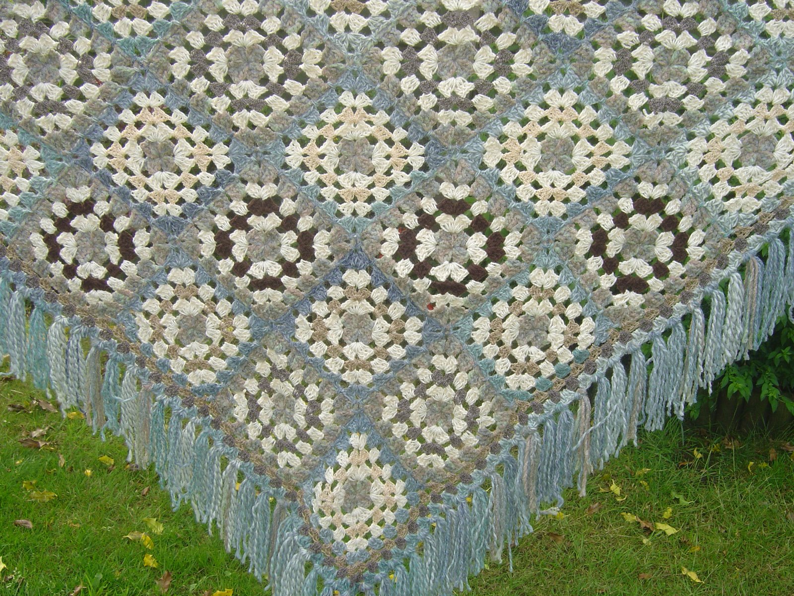 [finished+granny+square+shawl+003.JPG]