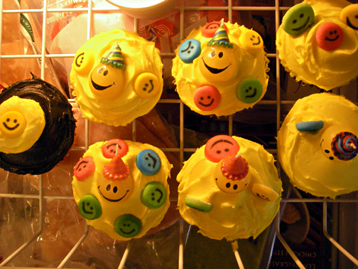 [smiley_face_cupcakes2.jpg]