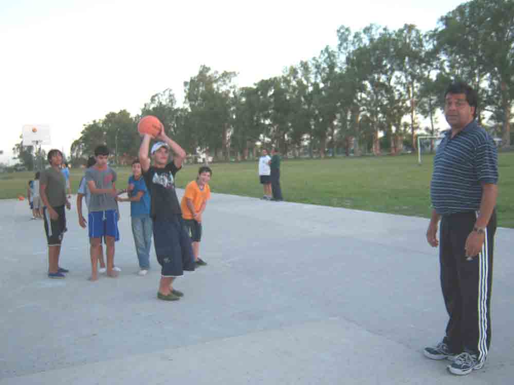 [escuela+de+basquetboll+municipal++barrial-enseñanza+en+playon+barrios+del+sur.jpg]