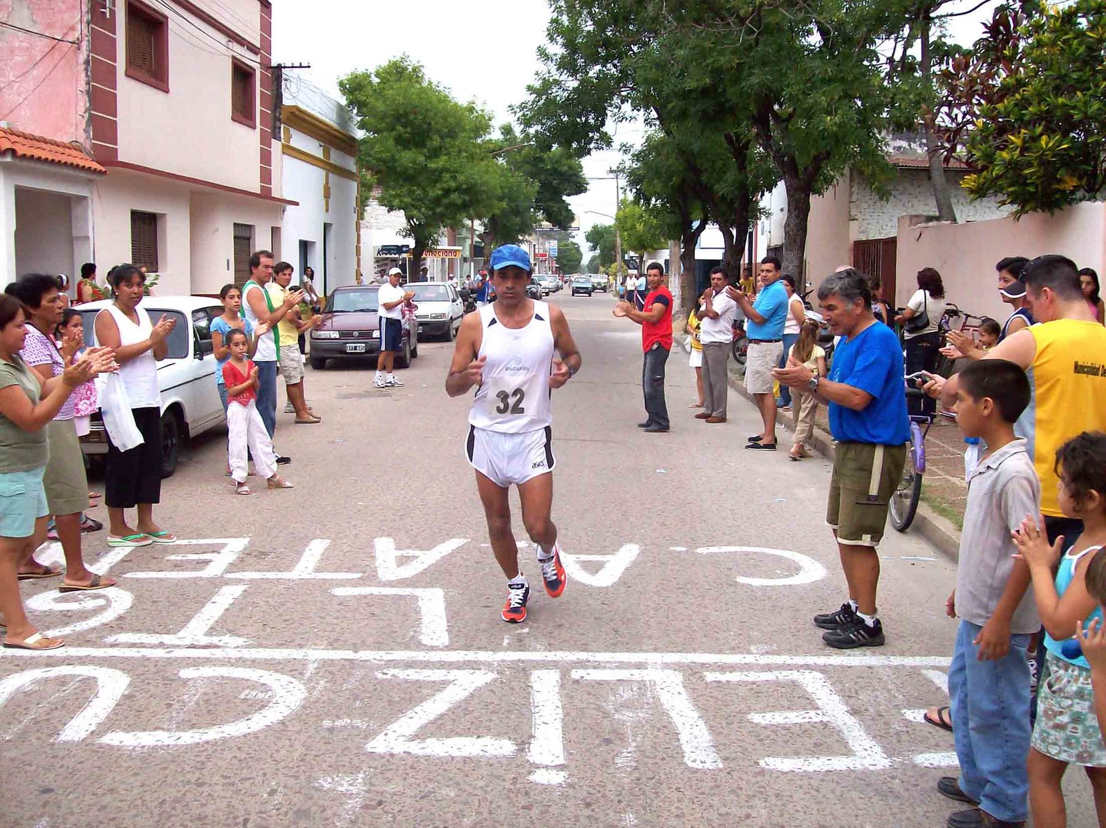 [Maraton+55+aniversario+LT6+Radio+Goya-+Juan+Lobo,+el+veterano+ganador+de+la+competencia+cruza+primero+la+meta+aplaudido+por+todos.jpg]