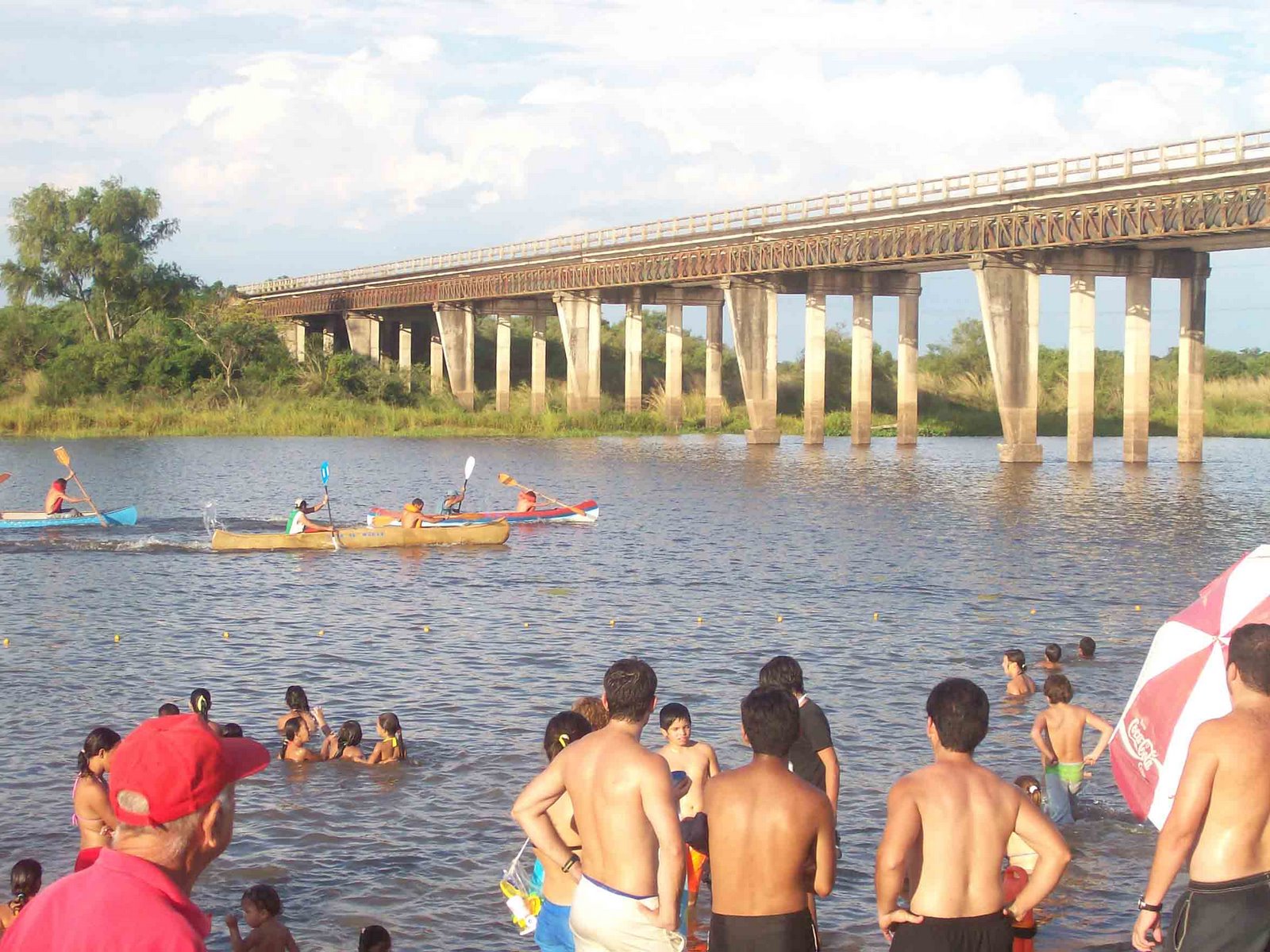 [Canotaje+en+puente+rio+Santa+Lucia-+las+piraguas+en+plena+competencia.jpg]