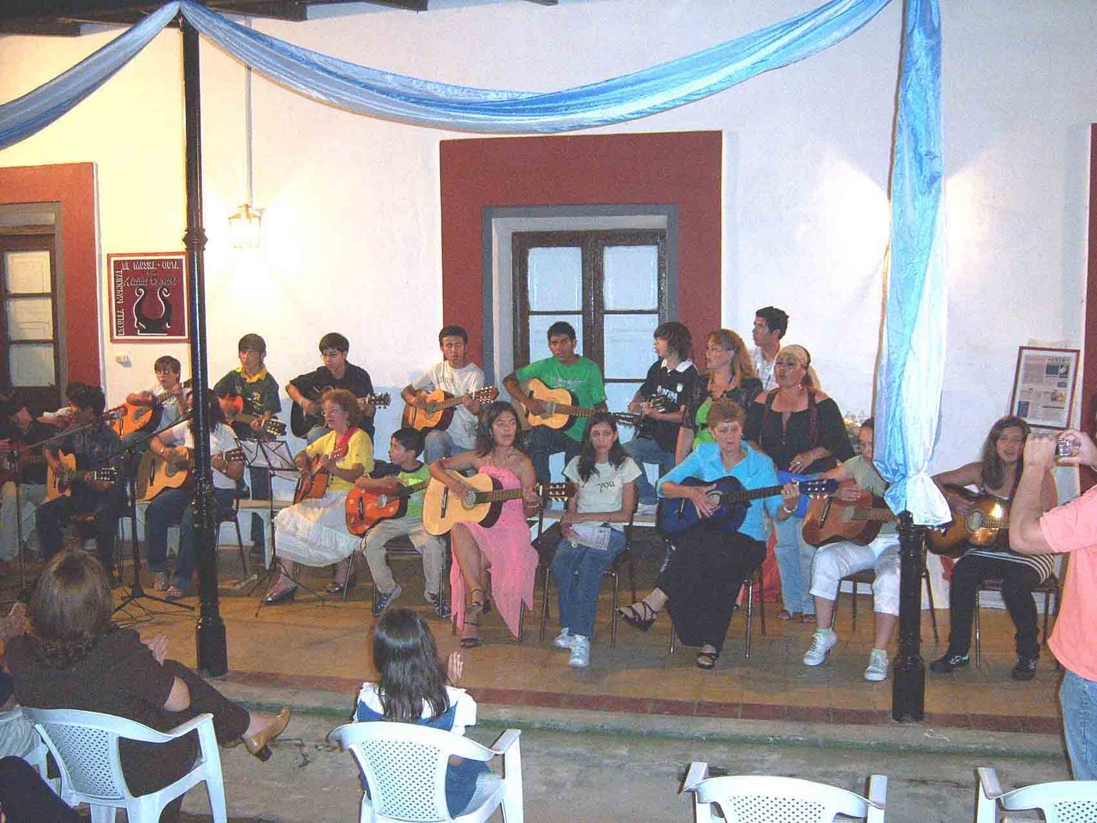 [Acto+colacion+2007+Escuela+Municipal+de+Musica-+Alumnos+interpretaron+varios+temas+(foto+archivo).jpg]