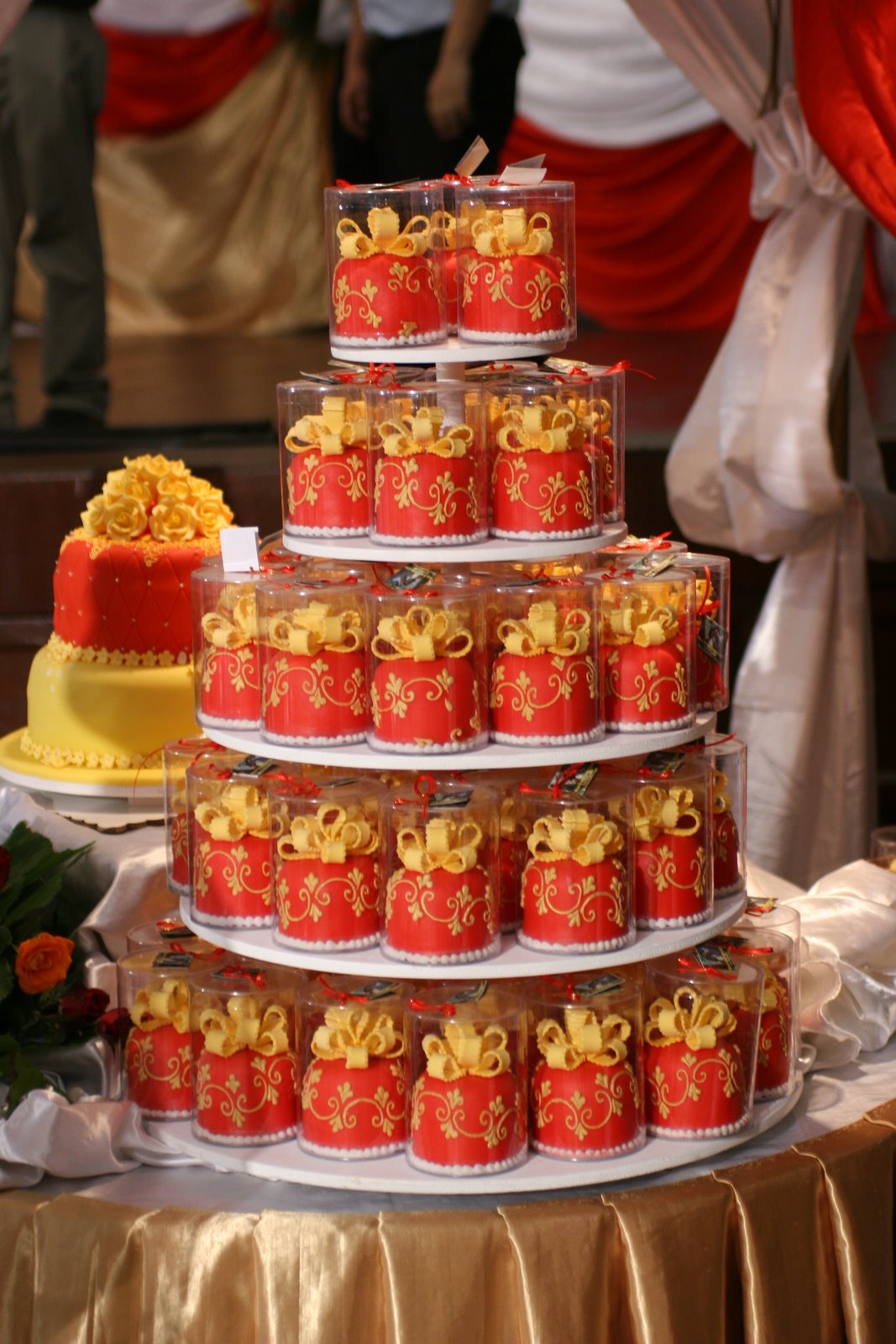 [Layers+&+Layers+Mini+Wedding+Cakes.JPG]