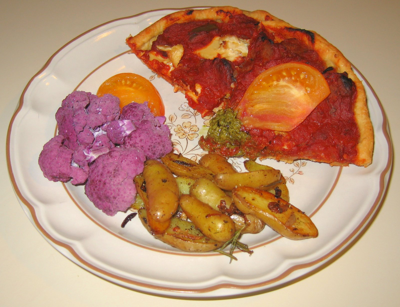 [20071120+Deep-dish+Chunky+Vegan+Sausage+Pizza,+Pan+Roasted+Fingerling+Potatoes.jpg]