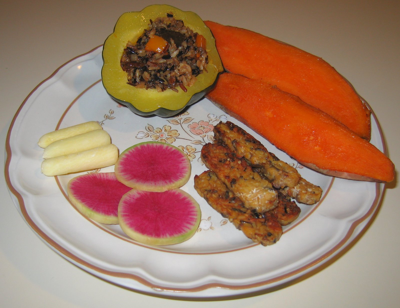 [20071218+Acorn+Squash+with+Limed+Rice+Pilaf,+Sweet+Potato,+Tempeh,+Watermelon+Radish.jpg]