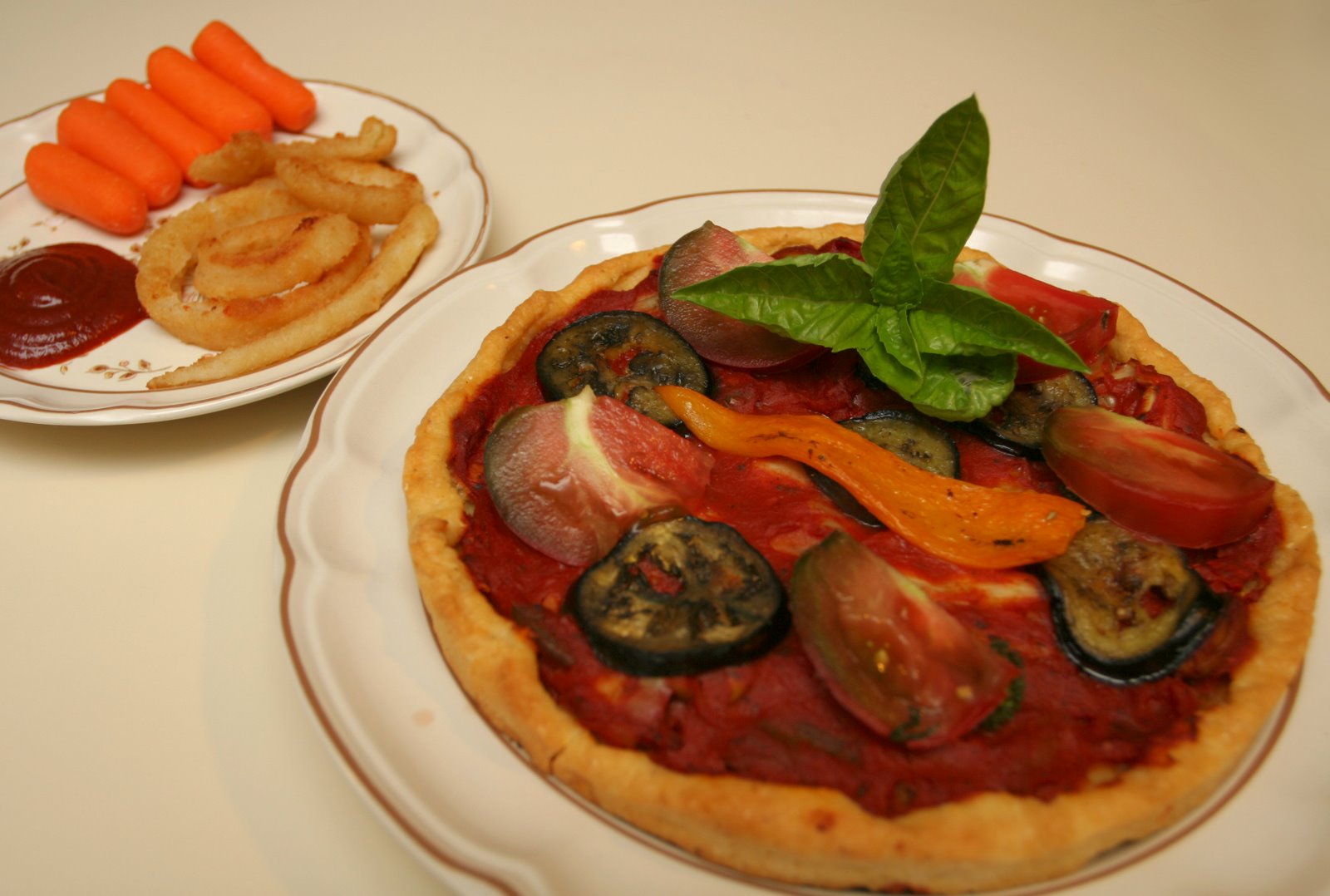 [20071101+Deep-dish+Pizza,+Onion+Rings+2.jpg]