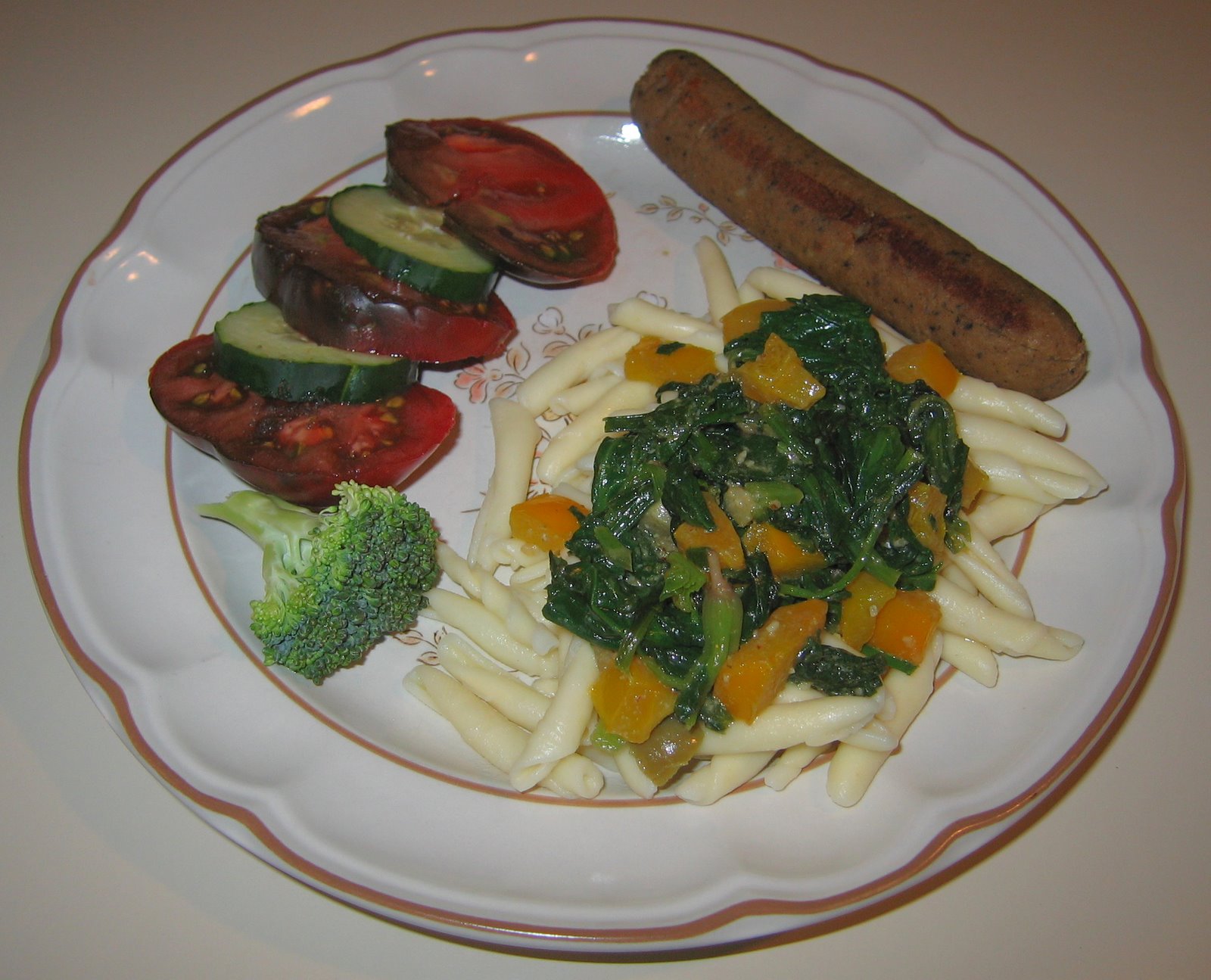 [20080527+Strozzapreti+Pasta+with+Spinach,+Bell+Pepper,+and+Chive,+Apple-Sage+Vegan+Sausage.jpg]