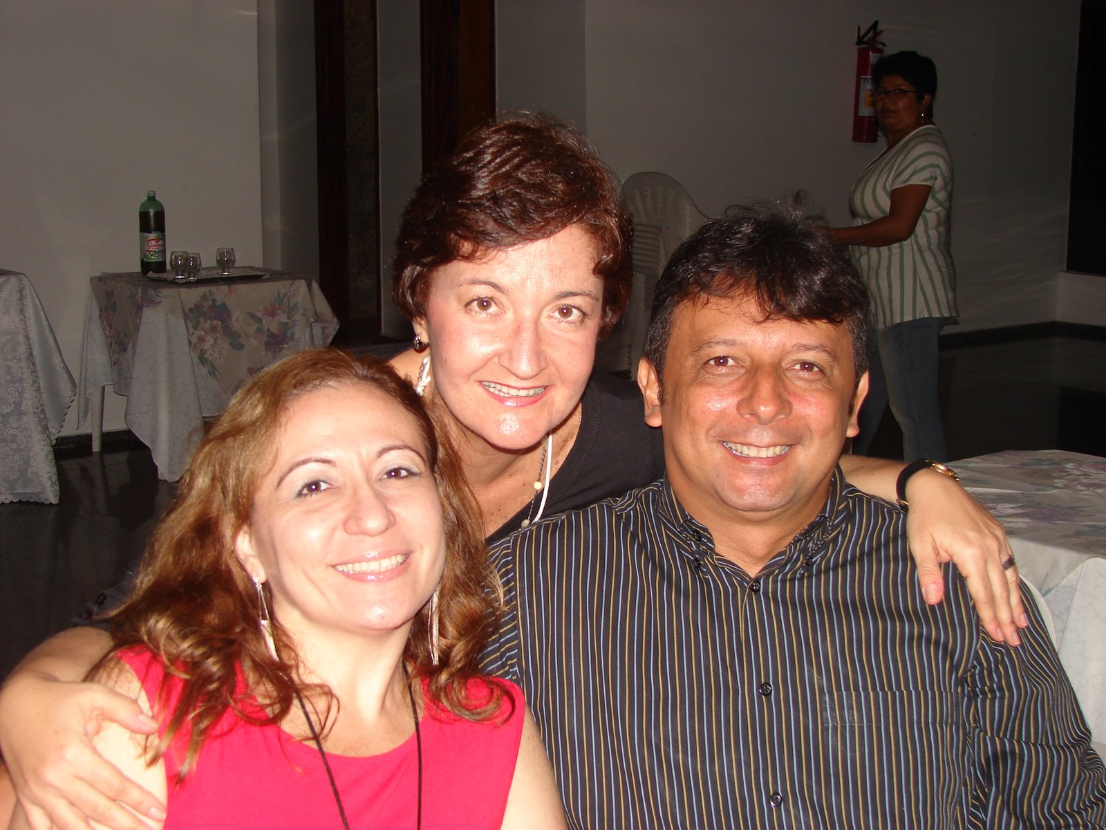 Elena perto dos amigos Marco Flávio e Araciana