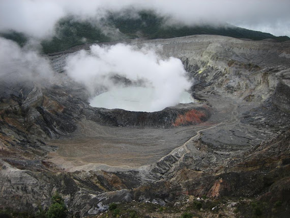 Poas. volcán en erupción. Costa Rica