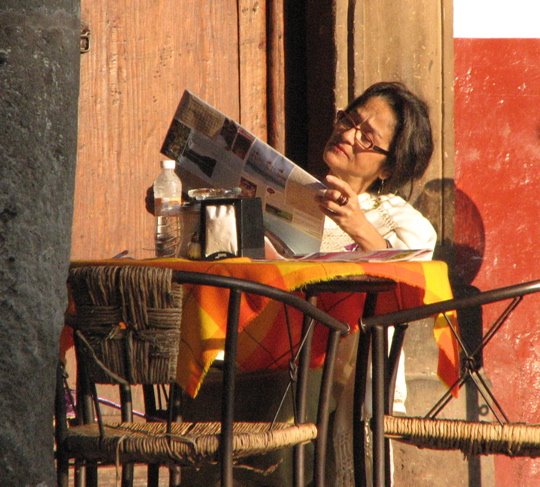 [Plaza+Quiroga-+woman+with+newspaper.JPG]