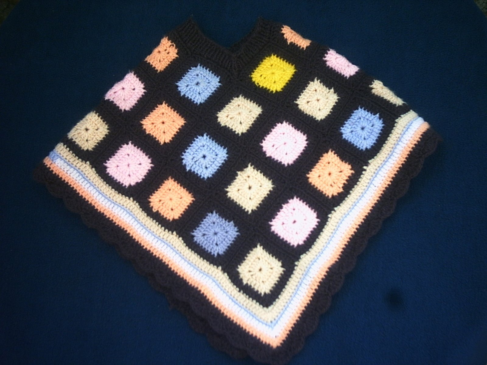 [ponchito+niña+patchwork+crochet.JPG]