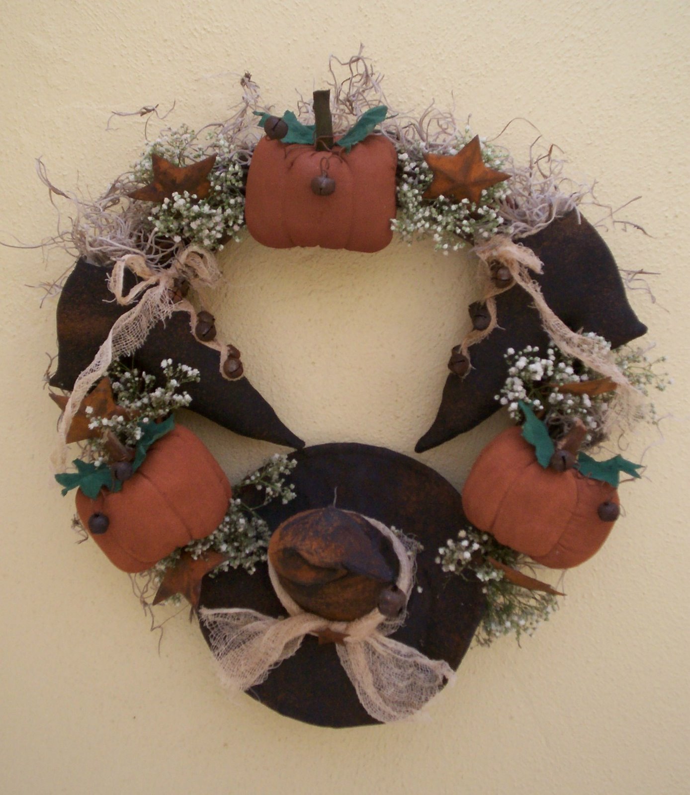[witches+in+wreath.jpg]