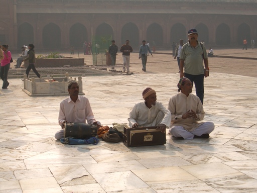 [132+Dargah+musicians.JPG]