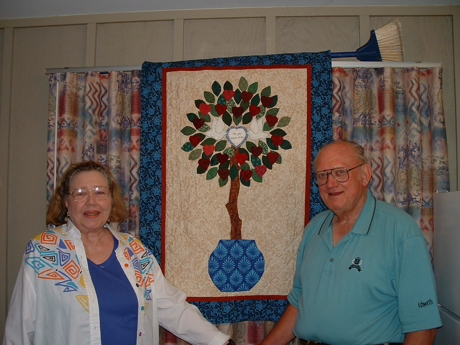 [mom+and+dad+anniv+quilt.JPG]