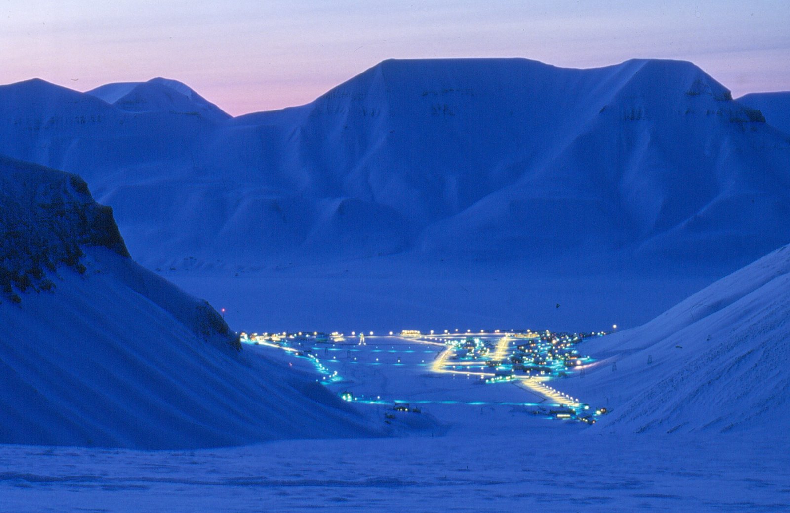 [Longyearbyen_dark_higres.jpg]